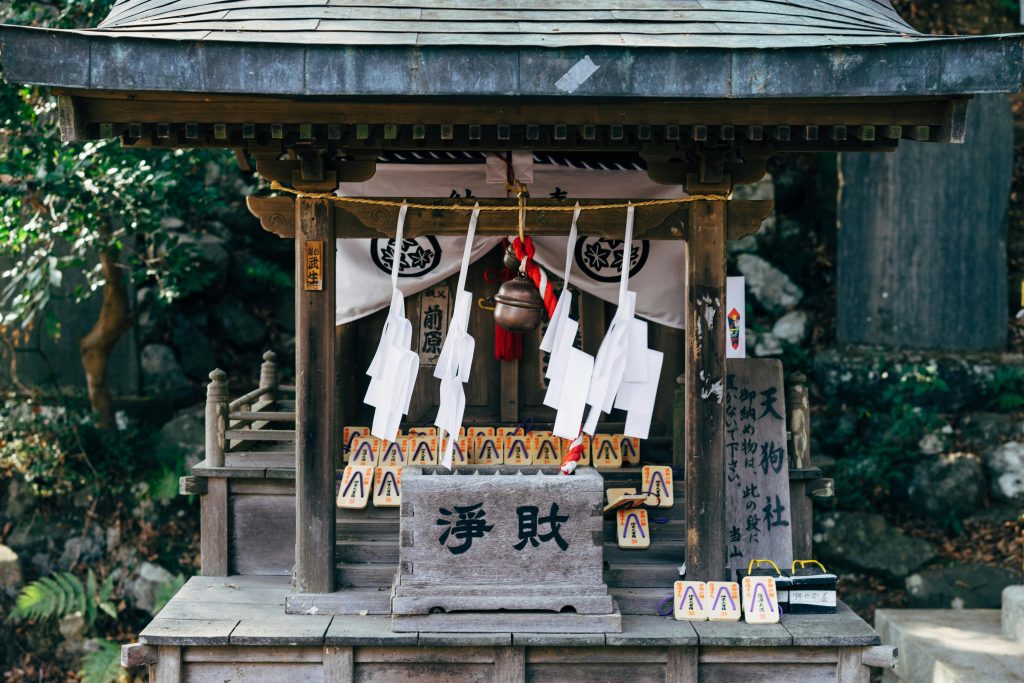shinto shrines vs buddhist temples
